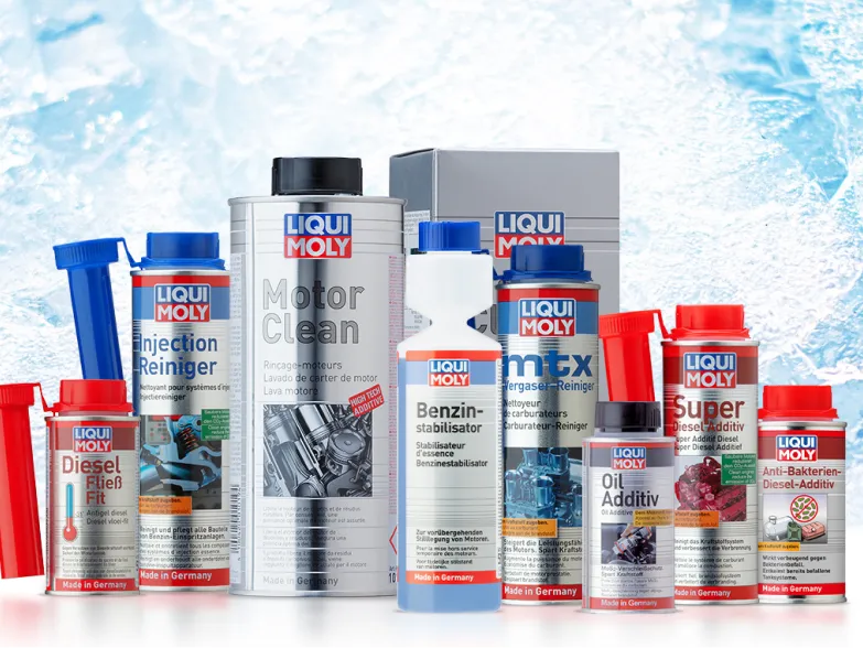 Verschiedene Liqui Moly Additive, wie Motor Clean und Benzinstabilisator, vor einem hellblauen Eis-Hintergrund.